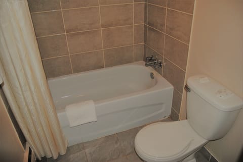 Standard Room, 1 King Bed | Bathroom | Hair dryer, towels