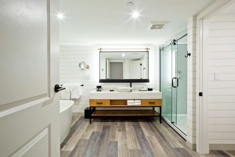 Junior Suite, 1 King Bed Balcony, Soaking Tub Corner | Bathroom | Shower, designer toiletries, hair dryer, bathrobes
