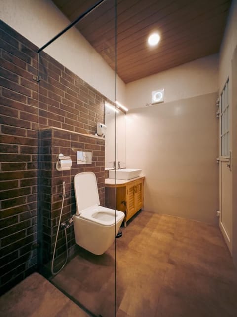 Premium Room | Bathroom | Shower, free toiletries, hair dryer, towels