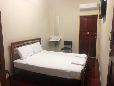 Standard Room, 1 Queen Bed, Shared Bathroom | Free WiFi, bed sheets