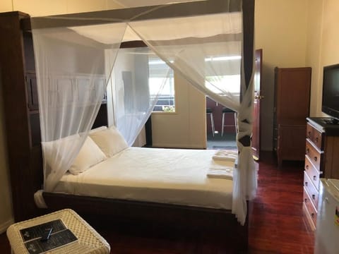 Standard Room, 1 Queen Bed, Shared Bathroom | Free WiFi, bed sheets