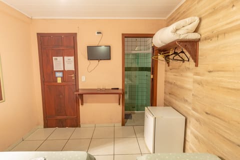 Basic Triple Room | Iron/ironing board, free WiFi, bed sheets