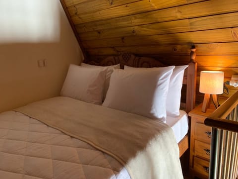 Romantic Chalet | Desk, laptop workspace, free WiFi, bed sheets