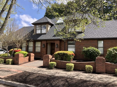 Lovely quiet upscale neighborhood close to Autzen/Hayward/UO/PK Park/Papé Field