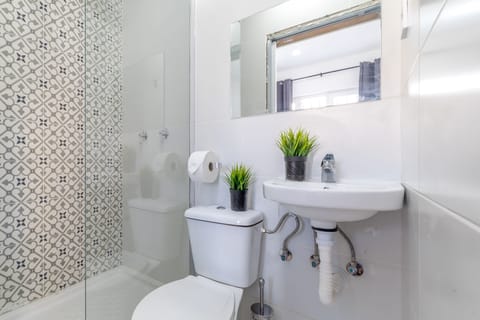 Classic Double Room | Bathroom | Shower, towels