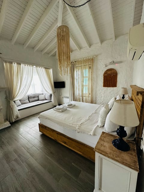 Minibar, free WiFi, bed sheets