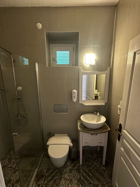 Standard Room with Balcony | Bathroom | Shower, hair dryer, slippers, towels