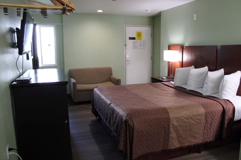 Deluxe Room | Pillowtop beds, desk, blackout drapes, soundproofing