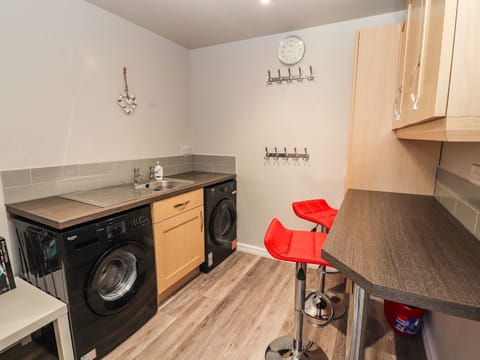 Cottage | Private kitchen | Fridge, dishwasher, electric kettle, toaster