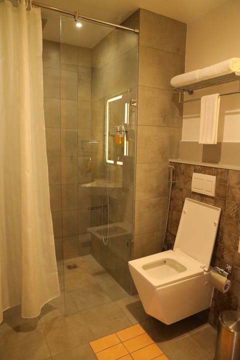 Connect Premium | Bathroom | Shower, free toiletries, hair dryer, bathrobes