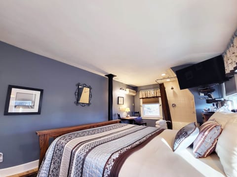 Deluxe Room, 1 Queen Bed, Non Smoking, Jetted Tub | Pillowtop beds, individually decorated, individually furnished