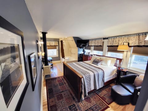 Deluxe Room, 1 Queen Bed, Non Smoking, Jetted Tub | Pillowtop beds, individually decorated, individually furnished