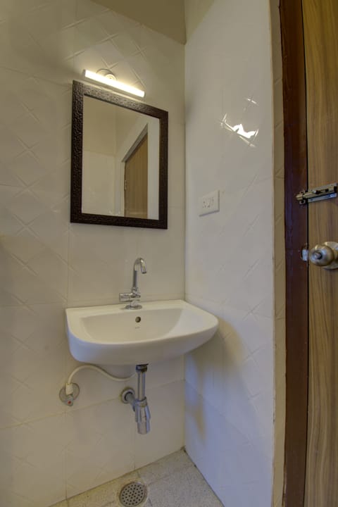 Superior room | Bathroom | Shower, rainfall showerhead, designer toiletries, hair dryer