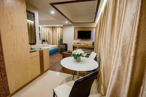 Presidential Suite | Minibar, in-room safe, desk, free WiFi