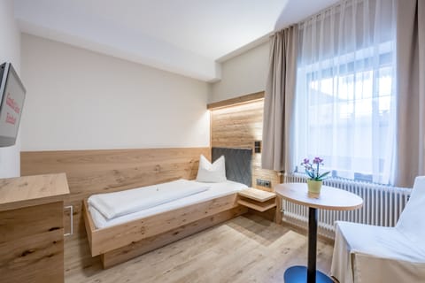 Single Room | Hypo-allergenic bedding, in-room safe, free WiFi, bed sheets