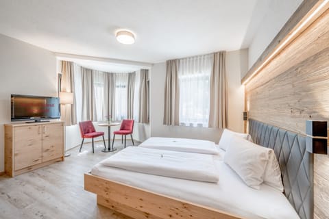 Hypo-allergenic bedding, in-room safe, free WiFi, bed sheets
