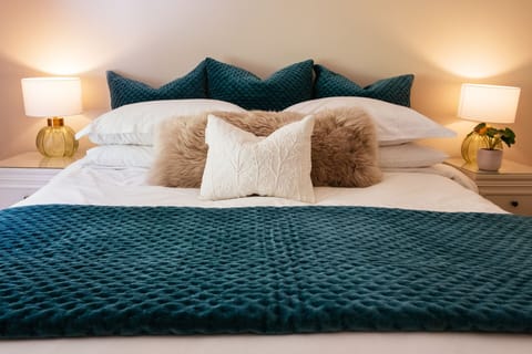 Suite, Ensuite, Garden View | Premium bedding, blackout drapes, iron/ironing board, free WiFi