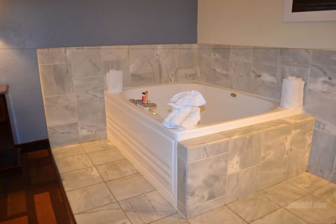 Studio Suite, 1 King Bed, Non Smoking | Jetted tub