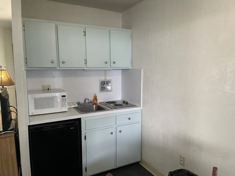 Basic Single Room, 2 Queen Beds, Kitchenette | Private kitchen | Mini-fridge, microwave, cookware/dishes/utensils, dining tables