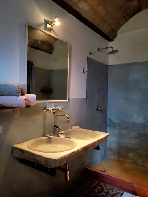 Exclusive Room | Bathroom | Shower, rainfall showerhead, bidet, towels