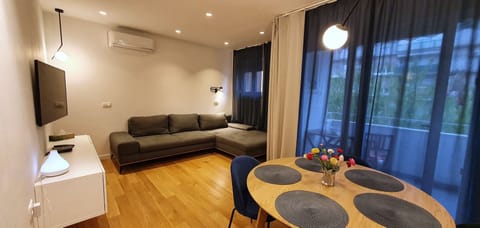 Living room
Dining room