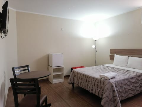 Business Room, 1 Queen Bed, Refrigerator | Free WiFi, bed sheets