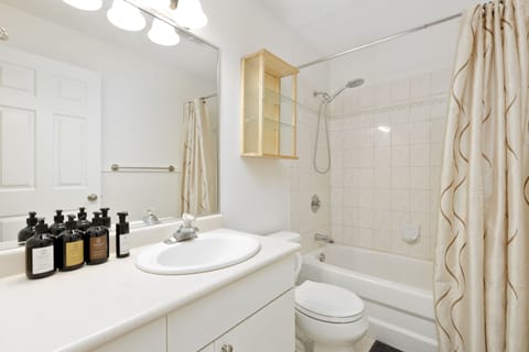 Exclusive House | Bathroom | Combined shower/tub, rainfall showerhead, hair dryer, towels