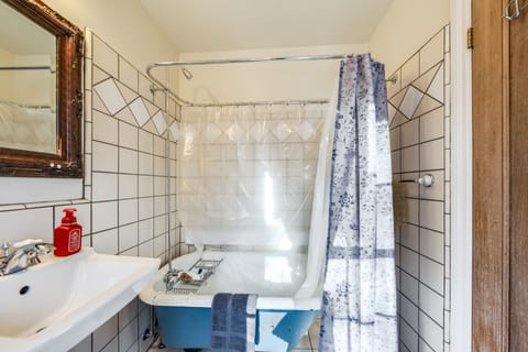 Mountain Top | Bathroom | Soap, shampoo, toilet paper