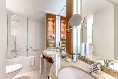 Junior Suite, 1 Double Bed | Bathroom | Eco-friendly toiletries, hair dryer, towels