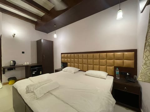 Executive Room | Minibar, WiFi, bed sheets