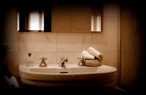 Junior Suite | Bathroom | Free toiletries, hair dryer, slippers, bidet