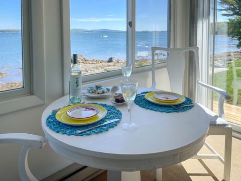 Panoramic Cottage, 2 Bedrooms, Ocean View | In-room dining