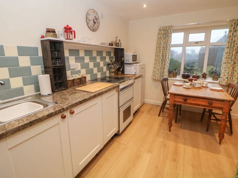 Cottage | Private kitchen | Fridge, electric kettle, toaster, cookware/dishes/utensils