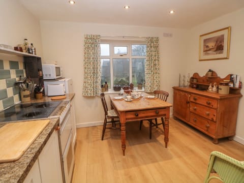 Cottage | Private kitchen | Fridge, electric kettle, toaster, cookware/dishes/utensils