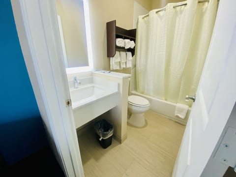 Standard Room, 1 King Bed | Bathroom | Hair dryer, towels, soap, shampoo