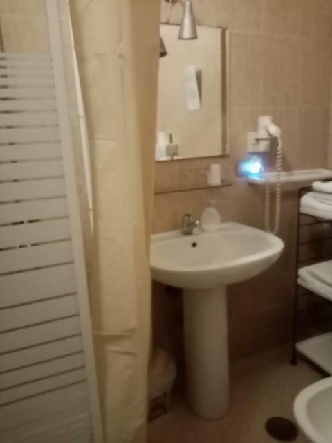 Quadruple Room | Bathroom | Shower, free toiletries, hair dryer, bidet