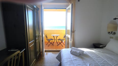 Classic Sea View | Minibar, in-room safe, desk, free WiFi