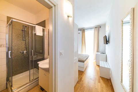 Deluxe Room | Bathroom | Shower, free toiletries, hair dryer