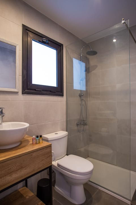 Combined shower/tub, slippers, towels