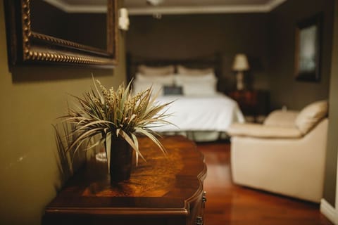 Honeymoon Room | Premium bedding, pillowtop beds, desk, laptop workspace