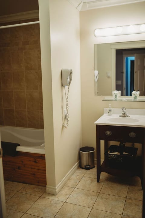 Honeymoon Room | Bathroom | Shower, hair dryer, bathrobes, towels
