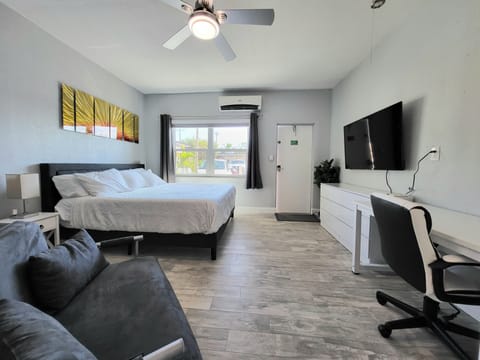 Deluxe Studio Suite, 1 King Bed, Non Smoking, Kitchen | Individually decorated, individually furnished, blackout drapes