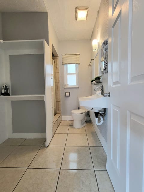 Comfort Room, 1 King Bed, Non Smoking, Courtyard Area | Bathroom | Shower, designer toiletries, hair dryer, towels
