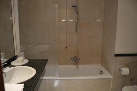 Junior Suite | Bathroom | Free toiletries, hair dryer, bidet, towels