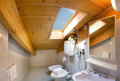 Economy Triple Room | Bathroom