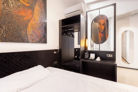 single room with queensize bed | Premium bedding, individually decorated, individually furnished, desk