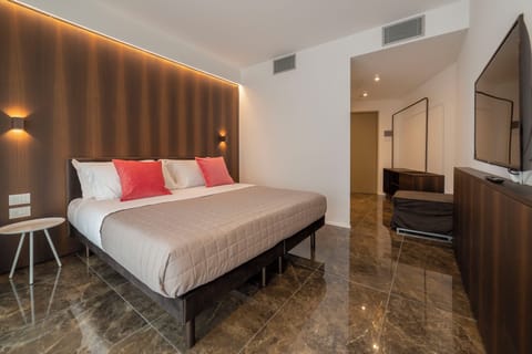 Deluxe Room, Balcony, Lake View | Free WiFi, bed sheets