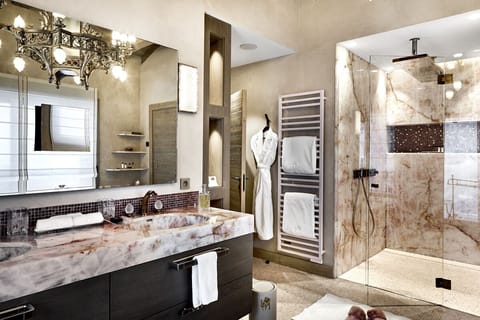 Suite Prestige | Bathroom | Rainfall showerhead, hair dryer, bathrobes, slippers