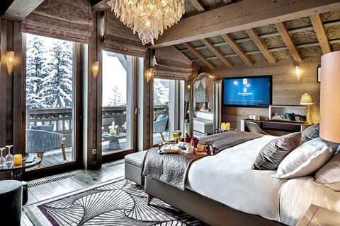 Suite Prestige | Frette Italian sheets, premium bedding, minibar, individually decorated