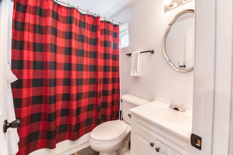 Studio, Multiple Beds | Bathroom | Combined shower/tub, towels